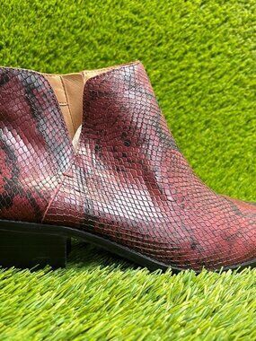 Vionic Clara Boa Snake Print Womens Size 9 Red Black Outdoor Leather Ankle Boots